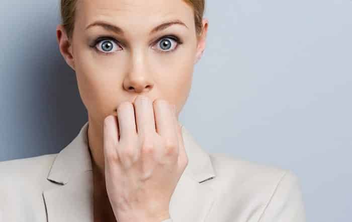 Seja fobia social, fobia específica, transtorno de estresse pós-traumático, transtorno de ansiedade geral, transtorno obsessivo-compulsivo ou semelhante, ela se enquadra na categoria de transtorno de ansiedade e exige tratamento clínico e terapêutico. E é aí que nossa expertise pode ajudá-lo. Temos uma abordagem sistemática para lidar com os problemas de nossos pacientes e ajudá-los em uma sessão de aconselhamento clínico para, em primeiro lugar, apresentá-los a seus problemas, e então mostrar a eles como lidar e enfrentar esses problemas conflitantes, sem medo ou fobia.